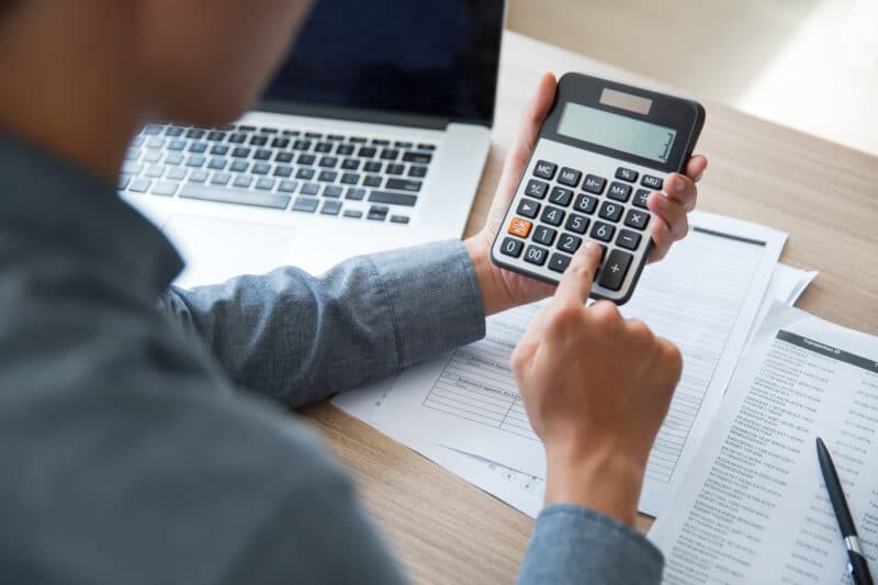Como calcular as despesas de uma empresa