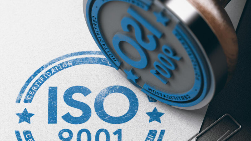 imagem do selo das normas iso 9001 sendo carimbado em um documento